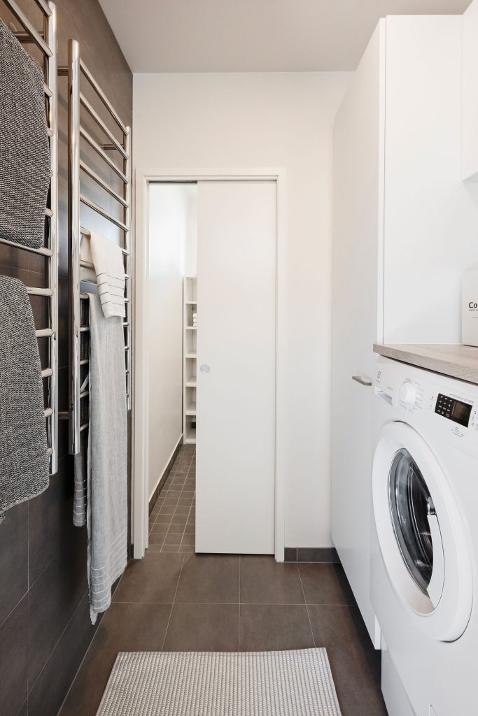 Unique porte coulissante avec habillage qui s'adapte à toutes vos demandes, un châssis polyvalent ECLISSE