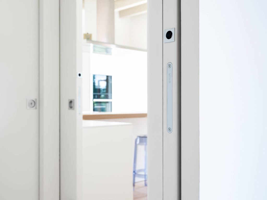 porte coulissante en bois avec poignée tire doigt et têtière