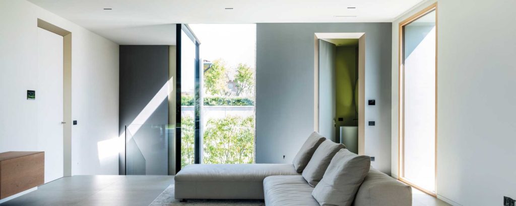 Une villa d'exception mettant en avant la porte battante architecturale ECLISSE 40
