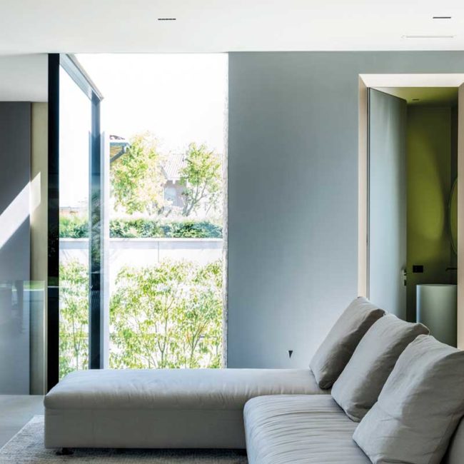 Une villa d'exception mettant en avant la porte battante architecturale ECLISSE 40