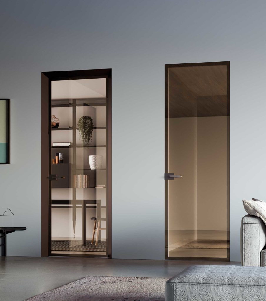 ECLISSE 40 porte battante architecturale avec son cadre en aluminium incliné à 40° et affleurante de l'autre côté. Porte verre et aluminium.