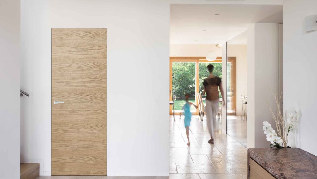 Porte battante Syntesis affleurante chêne naturel ECLISSE