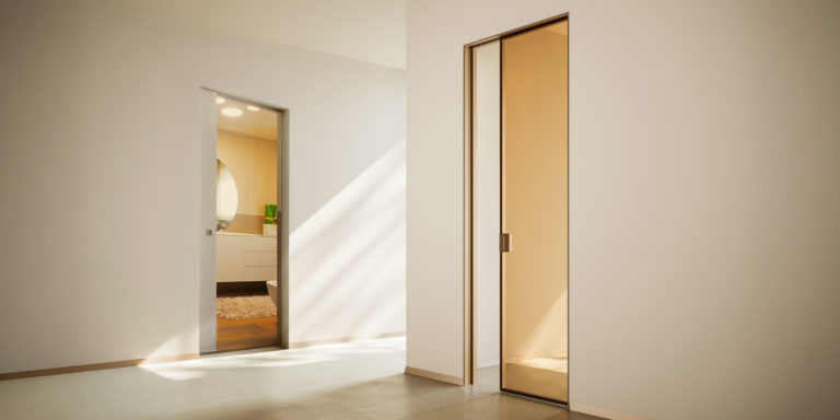 Les portes coulissantes offrent une solution pratique et esthétique pour séparer les espaces tout en garantissant luminosité et flexibilité.
