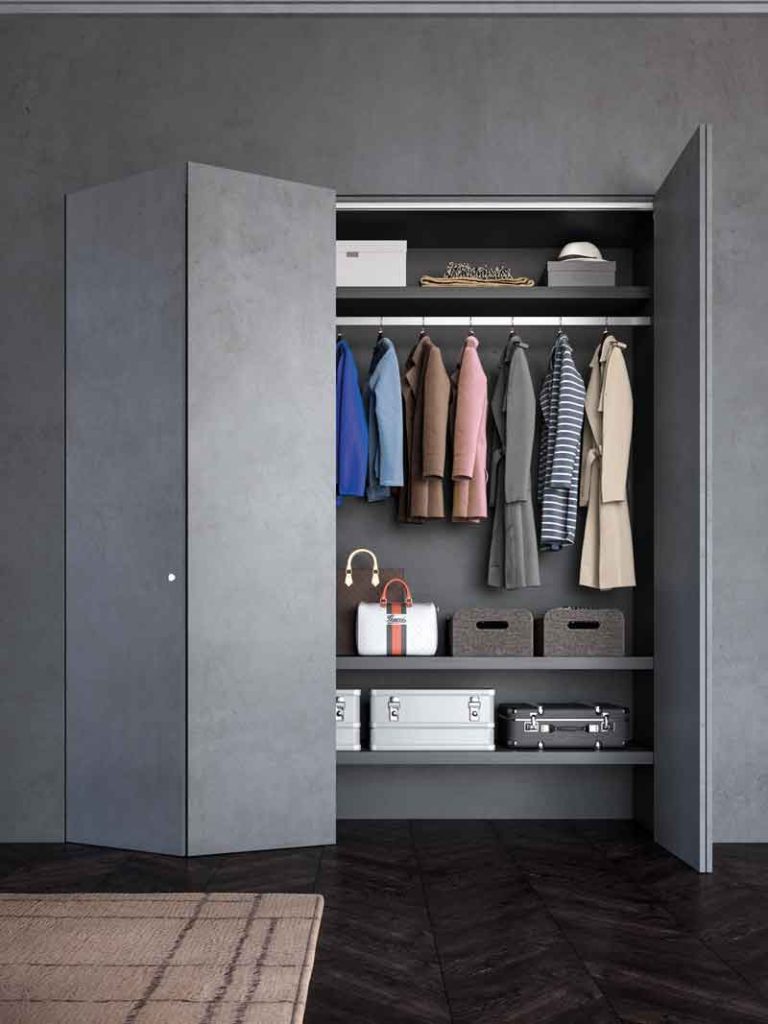 Syntesis Areo est un bloc-porte de placard invisible ici présenté en version pliante dans un dressing.