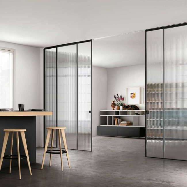 ECLISSE porte coulissante sur rail en applique ou plafond. Porte coulissante en verre et aluminium.