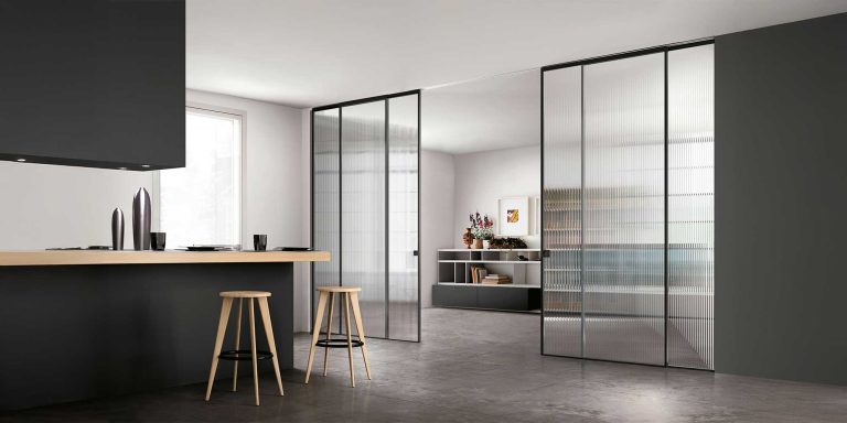 ECLISSE porte coulissante sur rail en applique ou plafond. Porte coulissante en verre et aluminium.