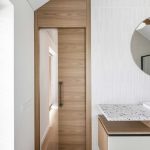 Porte coulissante invisible en bois châssis Syntesis Line ambiance salle de bain