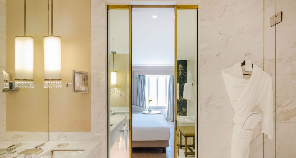 Porte coulissante double invisible en verre et aluminium