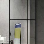Porte coulissante sur rail en applique BORA pour porte en verre et aluminium avec décoration