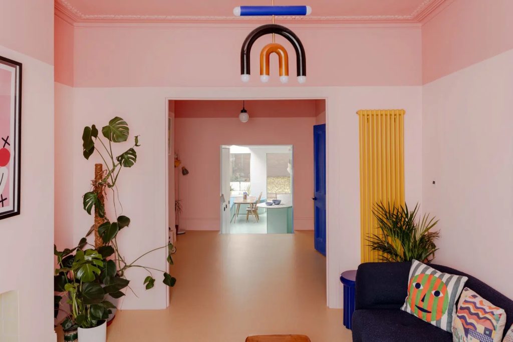 Rénovation victorienne avec des couleurs roses et des accessoires design