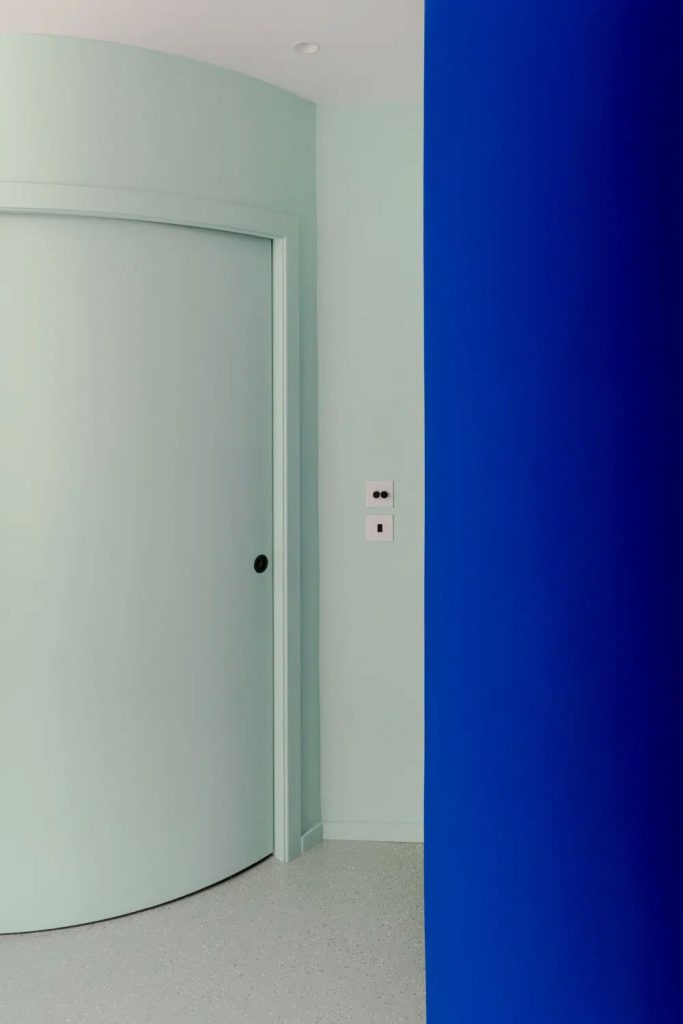 Une porte coulissante courbée Circular pour des volumes exceptionnels