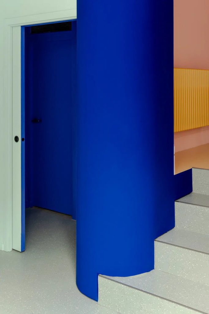 Un bleu Klein a été choisi pour mettre en valeur l'emplacement de ce poteau tube.