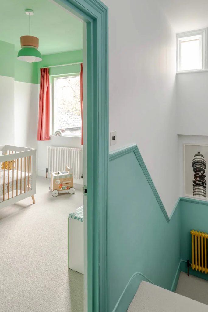 Un escalier menant au coin nuit de cette rénovation victorienne