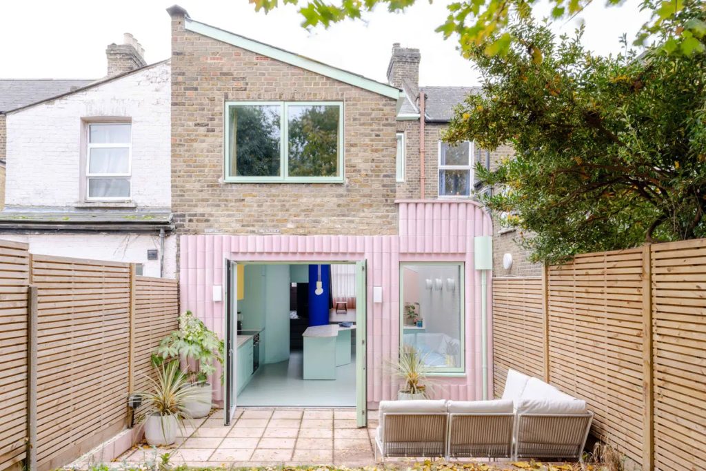 Une façade repensée avec des tuiles roses pour sublimée l'extérieur de cette rénovation victorienne