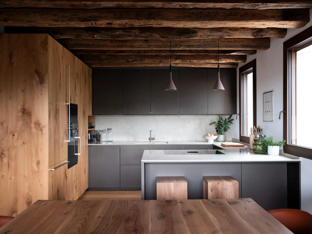 une cuisine moderne qui s'accorde parfaitement au style ancien de cette ferme. Une rénovation aboutie