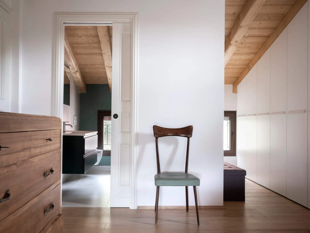 Une porte coulissante séparant le couloir à de la salle de bain