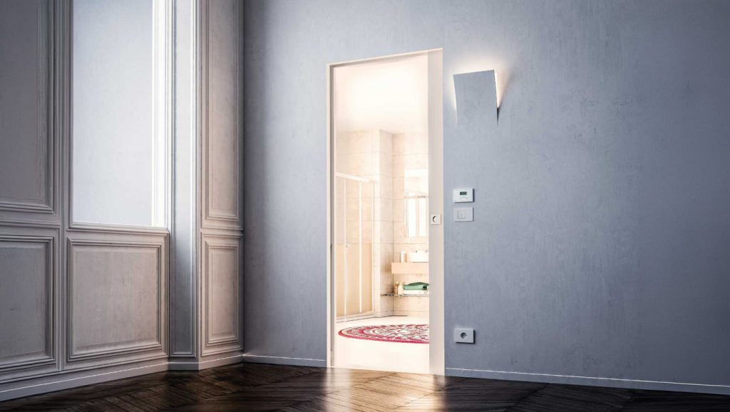Porte coulissante invisible Syntesis Luce avec points d’insertion électriques
