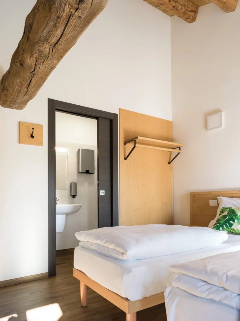 Porte coulissante Unique ECLISSE au sein d'une rénovation d'un bâtiment rural