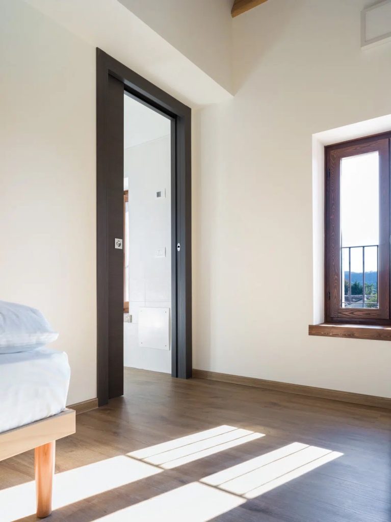 Porte coulissante Unique ECLISSE au sein d'une rénovation d'un bâtiment rural