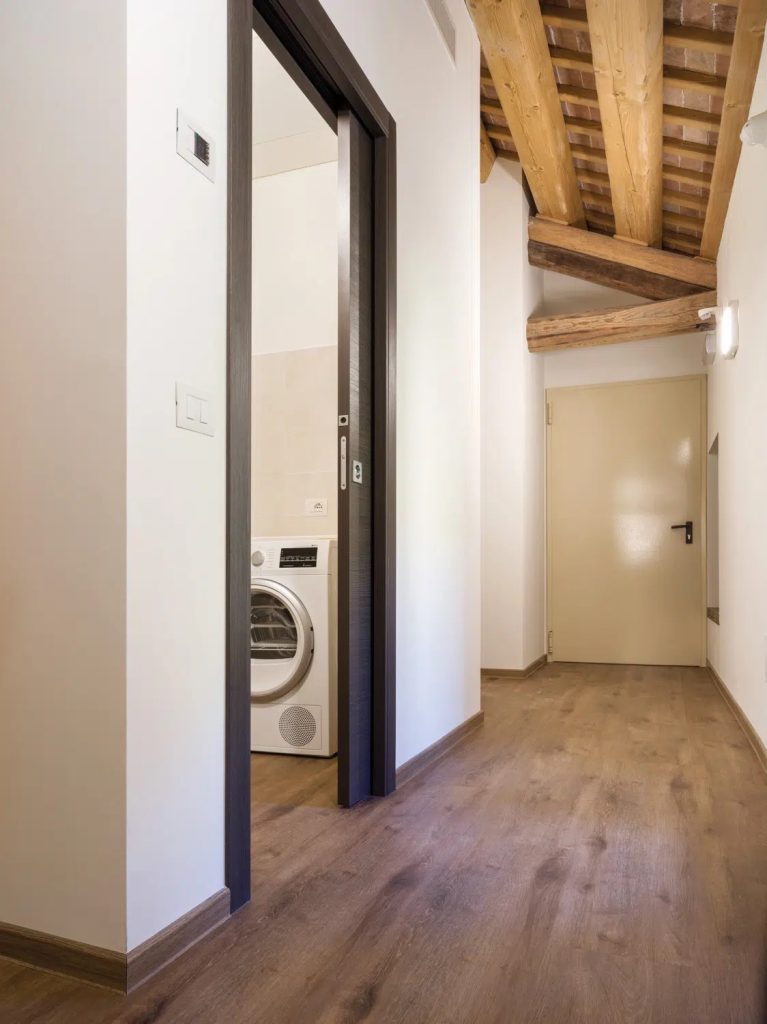 Porte coulissante Unique ECLISSE au sein d'une rénovation d'un bâtiment rural