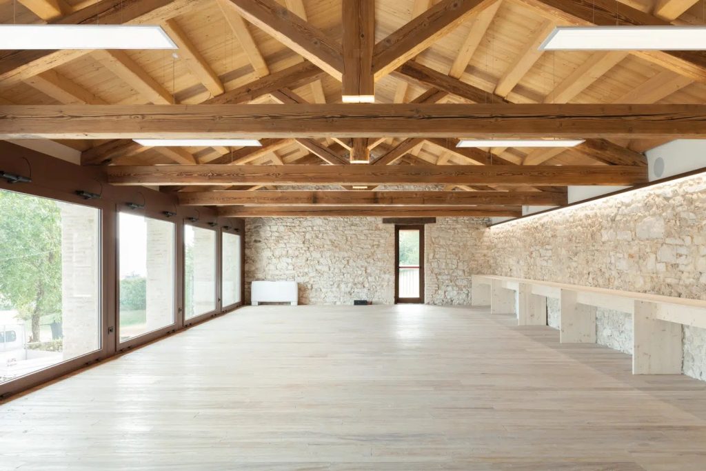 Complexe au rez-de-chaussée au sein d'une rénovation d'un bâtiment rural