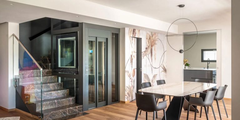 Une villa d’exception à Savigliano, alliant rigueur formelle et touches de couleurs vives harmonieusement intégrées.