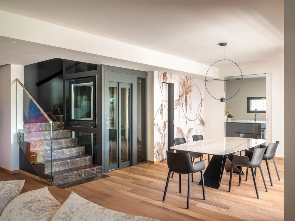 Une villa d'exception magnifiée par le choix de teinte et de matériaux.